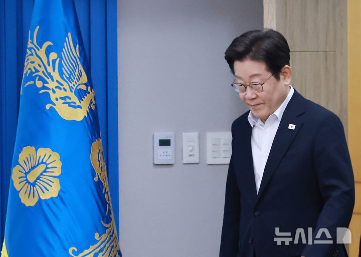 [서울=뉴시스] 최동준 기자 = 이재명 대통령이 17일 서울 용산 대통령실 청사에서 열린 4차 수석·보좌관 회의에 입장하고 있다. (대통령실통신사진기자단) 2025.07.17. photocdj@newsis.com