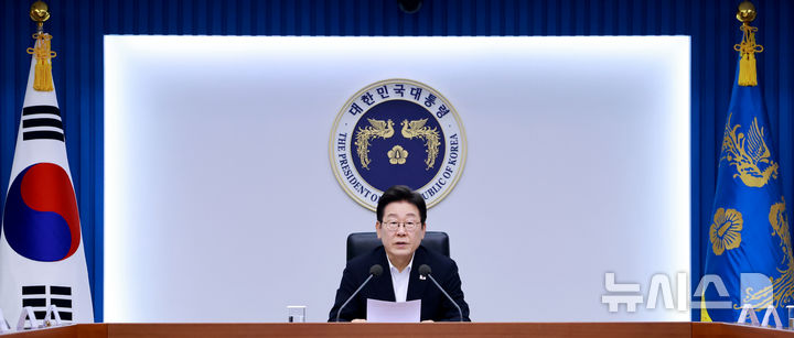 [서울=뉴시스] 최동준 기자 = 이재명 대통령이 17일 서울 용산 대통령실 청사에서 열린 4차 수석·보좌관 회의에서 발언하고 있다. (대통령실통신사진기자단) 2025.07.17. photocdj@newsis.com