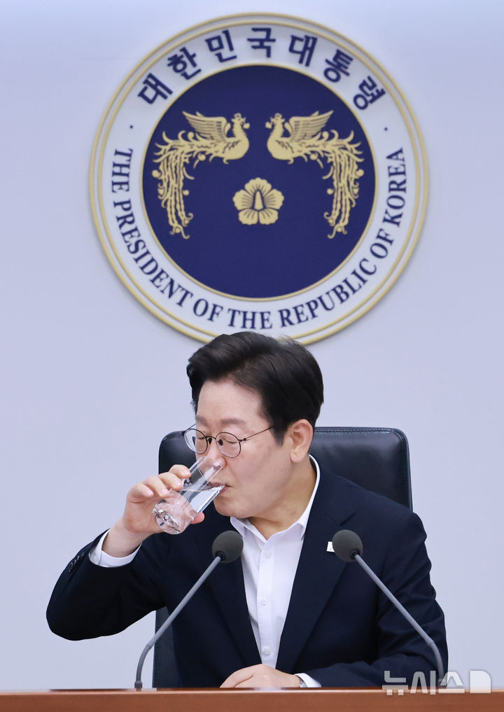 [서울=뉴시스] 최동준 기자 = 이재명 대통령이 17일 서울 용산 대통령실 청사에서 열린 4차 수석·보좌관 회의에서 발언을 마친 뒤 물을 마시고 있다. (대통령실통신사진기자단) 2025.07.17. photocdj@newsis.com