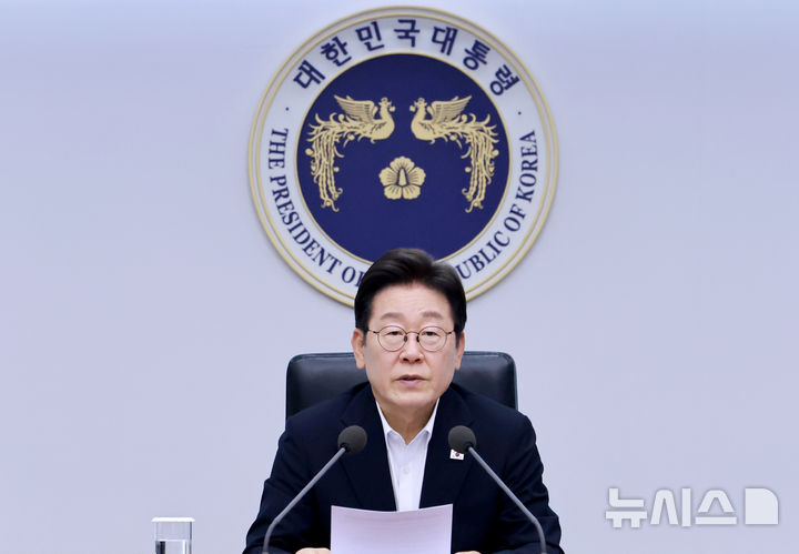 [서울=뉴시스] 최동준 기자 = 이재명 대통령이 17일 서울 용산 대통령실 청사에서 열린 4차 수석·보좌관 회의에서 발언하고 있다. (대통령실통신사진기자단) 2025.07.17. photocdj@newsis.com