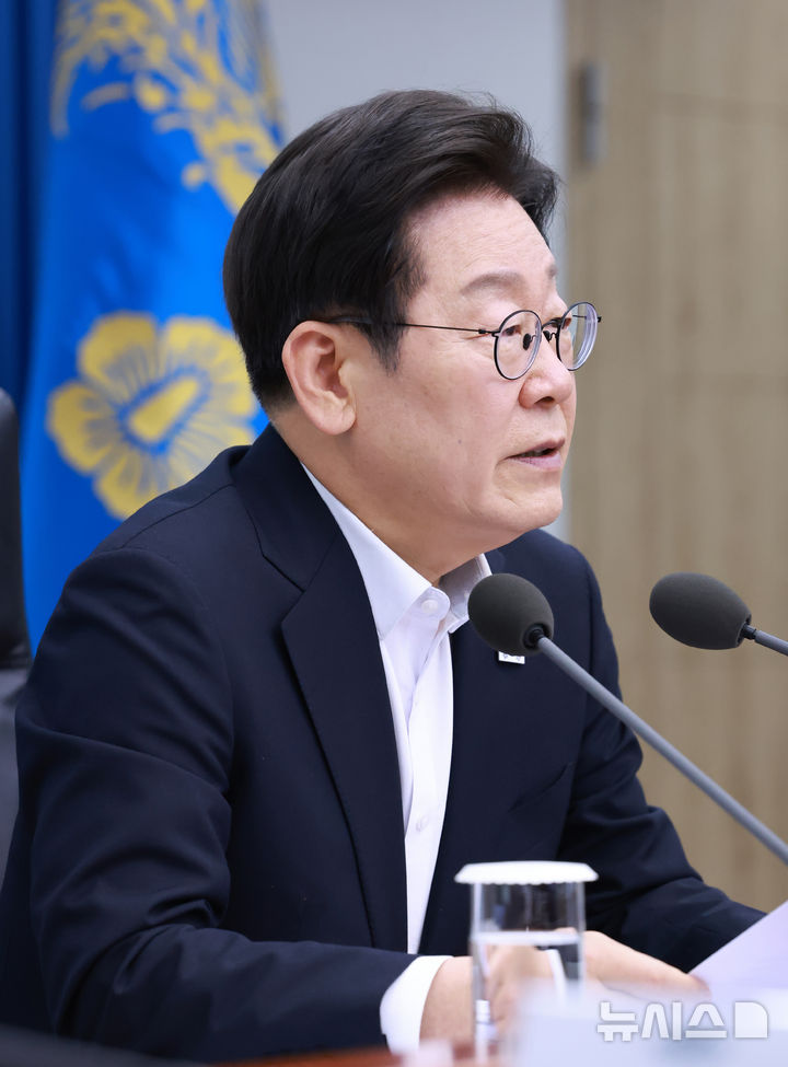 [서울=뉴시스] 최동준 기자 = 이재명 대통령이 17일 서울 용산 대통령실 청사에서 열린 4차 수석·보좌관 회의에서 발언하고 있다. (대통령실통신사진기자단) 2025.07.17. photocdj@newsis.com