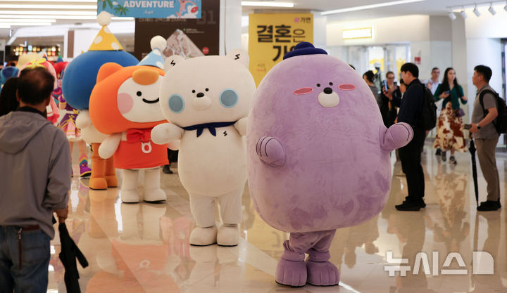 [서울=뉴시스] 김선웅 기자 = 17일 서울 강남구 코엑스에서 캐릭터 라이선싱 페어 2025 참가 업체 캐릭터 퍼레이드가 펼쳐지고 있다. 2025.07.17. mangusta@newsis.com