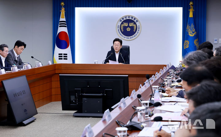 [서울=뉴시스] 최동준 기자 = 이재명 대통령이 17일 서울 용산 대통령실 청사에서 열린 4차 수석·보좌관 회의에서 발언하고 있다. (대통령실통신사진기자단) 2025.07.17. photocdj@newsis.com
