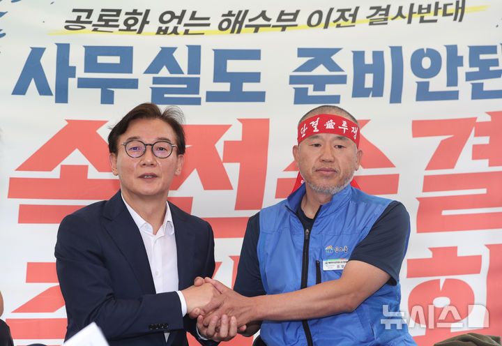 [서울=뉴시스] 김명년 기자 = 전재수 해양수산부 장관 후보자가 17일 오후 서울 여의도 국회 앞에서 해수부 부산 이전 반대 단식 투쟁중인 윤병철 공무원노조 해수부지부 위원장과 만나 대화를 나누고 있다. 윤 위원장은 이날 전 후보자와의 만남에서 단식 투쟁 중단을 선언했다. 2025.07.17. kmn@newsis.com