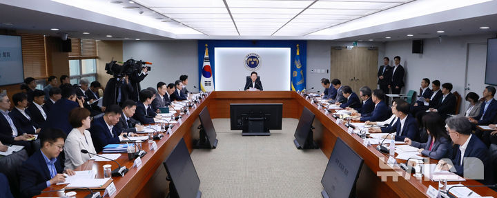 [서울=뉴시스] 최동준 기자 = 이재명 대통령이 17일 서울 용산 대통령실 청사에서 열린 4차 수석·보좌관 회의에서 발언하고 있다. (대통령실통신사진기자단) 2025.07.17. photocdj@newsis.com