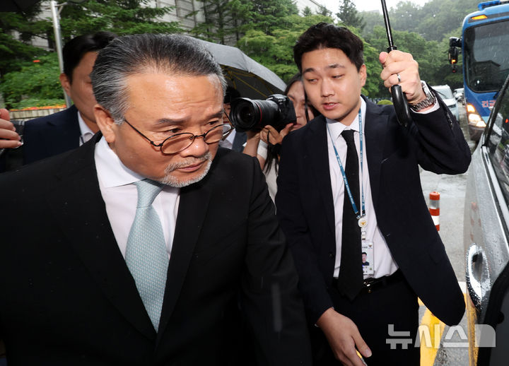 [서울=뉴시스] 홍효식 기자 = 이일준 삼부토건 회장이 17일 오후 서울 서초구 서울중앙지방법원에서 열린 구속 전 피의자 심문에 출석한 뒤 법원을 나서며 차량에 탑승하고 있다. 2025.07.17. yesphoto@newsis.com