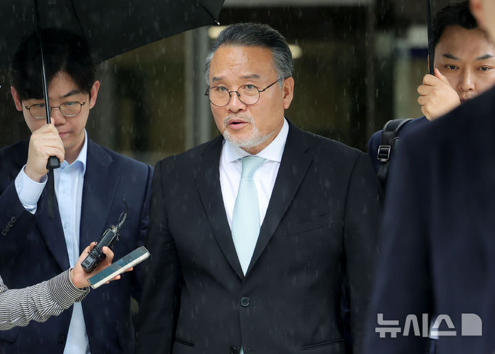 [서울=뉴시스] 홍효식 기자 = 이일준 삼부토건 회장이 17일 오후 서울 서초구 서울중앙지방법원에서 열린 구속 전 피의자 심문에 출석한 뒤 법원을 나서고 있다. 2025.07.17. yesphoto@newsis.com