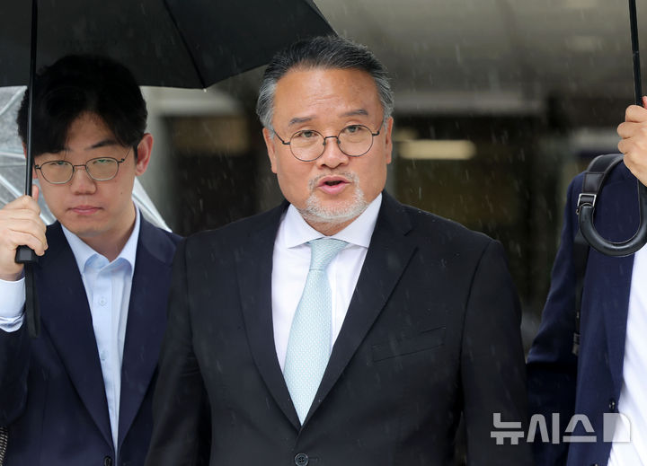 [서울=뉴시스] 홍효식 기자 = 이일준 삼부토건 회장이 17일 오후 서울 서초구 서울중앙지방법원에서 열린 구속 전 피의자 심문에 출석한 뒤 법원을 나서고 있다. 2025.07.17. yesphoto@newsis.com