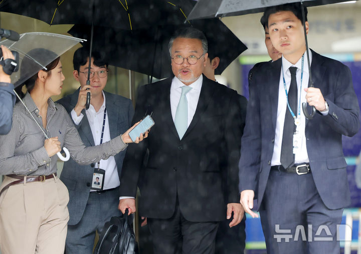 [서울=뉴시스] 홍효식 기자 = 이일준 삼부토건 회장이 지난달 17일 오후 서울 서초구 서울중앙지방법원에서 열린 구속 전 피의자 심문에 출석한 뒤 법원을 나서고 있다. 2025.08.04. photo@newsis.com