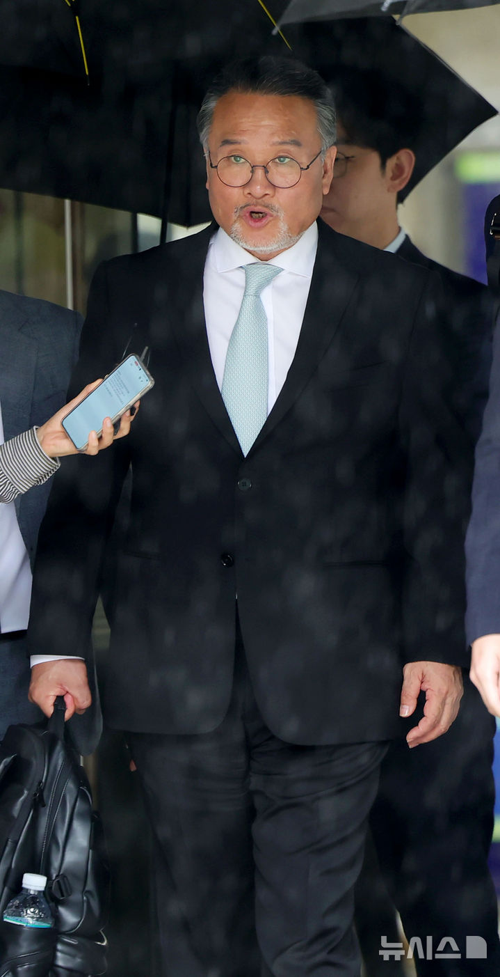 [서울=뉴시스] 홍효식 기자 = 이일준 삼부토건 회장이 17일 오후 서울 서초구 서울중앙지방법원에서 열린 구속 전 피의자 심문에 출석한 뒤 법원을 나서고 있다. 2025.07.17. yesphoto@newsis.com