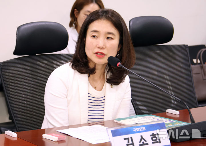 [서울=뉴시스] 김금보 기자 = 김소희 국민의힘 의원이 17일 서울 여의도 국회 의원회관에서 열린 '방송 미디어 노동자와 직장 내 괴롭힘, 오요안나법의 조건은 무엇인가 토론회'에서 발언을 하고 있다. 2025.07.17. kgb@newsis.com