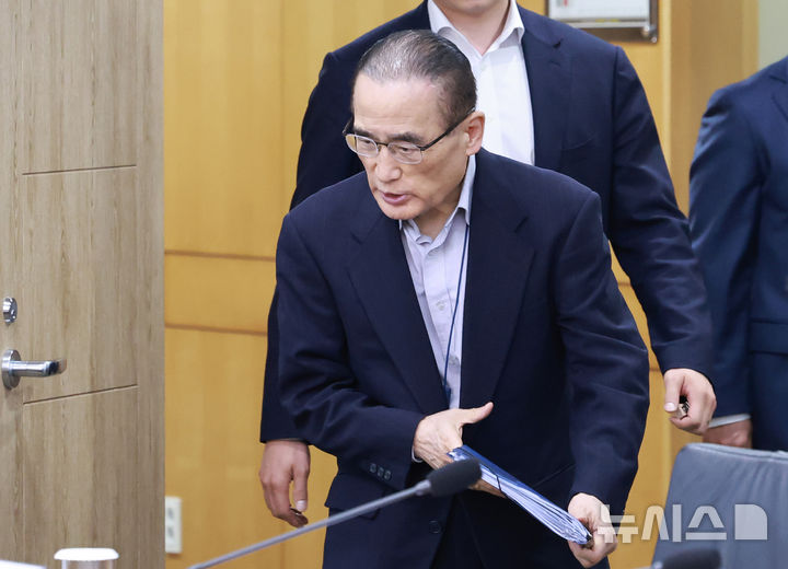[서울=뉴시스] 최동준 기자 = 위성락 국가안보실장이 17일 서울 용산 대통령실 청사에서 열린 4차 수석·보좌관 회의에 참석하고 있다. (대통령실통신사진기자단) 2025.07.17. photocdj@newsis.com
