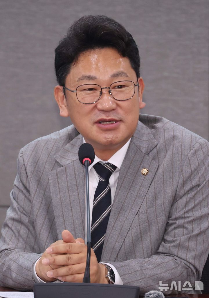 [서울=뉴시스] 조성봉 기자 = 곽상언 더불어민주당 의원이 17일 서울 여의도 국회 의원회관 간담회의실에서 열린 '제주의 바람, 에너지 강국 대한민국을 연다 풍력개발 50년, 제주의 성과와 과제' 토론회에서 발언을 하고 있다. 2025.07.17. suncho21@newsis.com