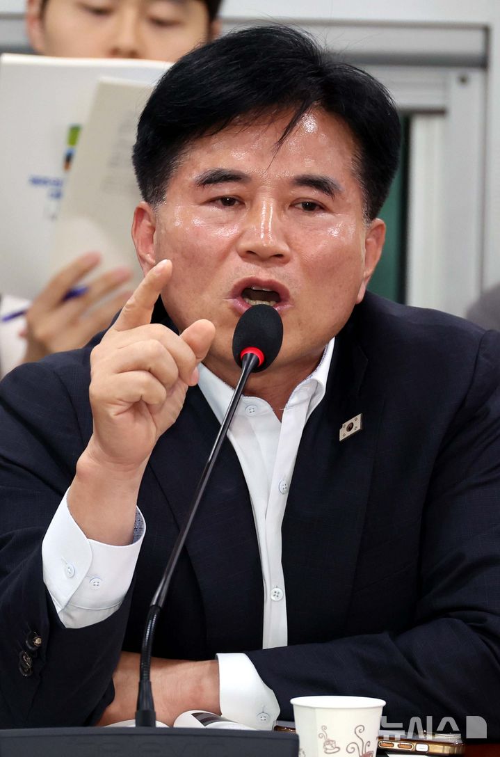 [서울=뉴시스] 조성봉 기자 = 이병진 더불어민주당 의원이 17일 서울 여의도 국회 의원회관 간담회의실에서 열린 '제주의 바람, 에너지 강국 대한민국을 연다 풍력개발 50년, 제주의 성과와 과제' 토론회에서 발언을 하고 있다. 2025.07.17. suncho21@newsis.com