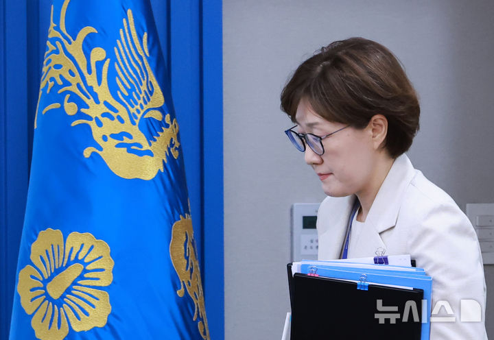 [서울=뉴시스] 최동준 기자 = 김현지 총무비서관이 17일 서울 용산 대통령실 청사에서 열린 4차 수석·보좌관 회의에 참석하고 있다. (대통령실통신사진기자단) 2025.07.17. photocdj@newsis.com