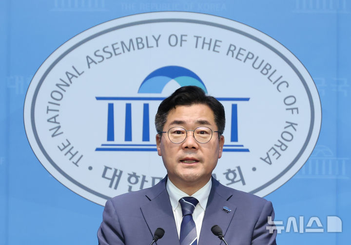 [서울=뉴시스] 고승민 기자 = 박찬대 더불어민주당 대표 후보가 17일 서울 여의도 국회 소통관에서 '내란 10적 등 제2의 5공 청문회 추진' 기자회견을 하고 있다. 2025.07.17. kkssmm99@newsis.com