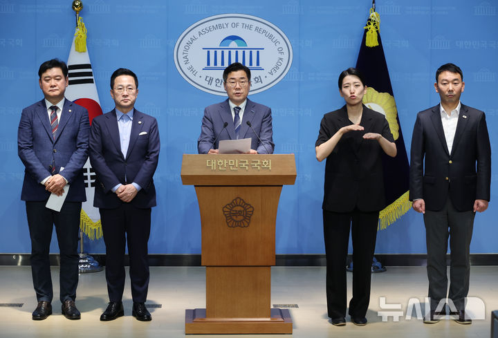 [서울=뉴시스] 고승민 기자 = 박찬대 더불어민주당 대표 후보가 17일 서울 여의도 국회 소통관에서 '내란 10적 등 제2의 5공 청문회 추진' 기자회견을 하고 있다. 2025.07.17. kkssmm99@newsis.com