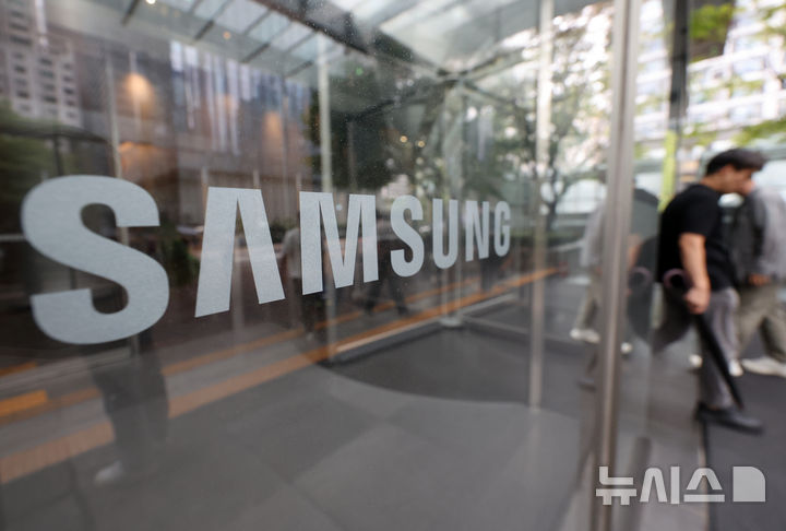 [서울=뉴시스] 배훈식 기자 = 이재용 삼성전자 회장의 경영권 승계 관련 부당합병 및 회계부정 혐의에 대한 대법원 무죄가 확정된 17일 오후 서울 서초구 삼성전자 서초사옥에 직원들이 출입하고 있다. 2025.07.17. dahora83@newsis.com