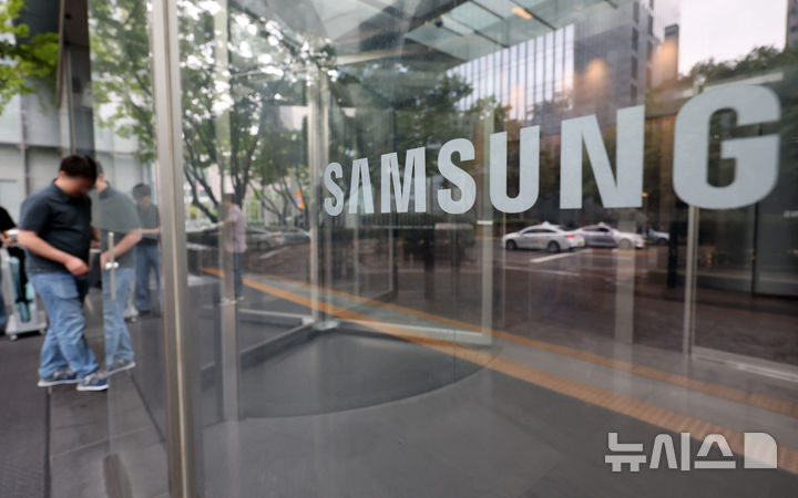 [서울=뉴시스] 19일(현지 시간) 데브디스코스 보도에 따르면, 하워드 루트닉 미 상무장관은 '칩스 앤 사이언스 법(이하 칩스 법)' 지원금을 받는 반도체 제조업체들에 대해 연방 정부가 직접 지분을 확보하는 방안을 논의하고 있다. 이 계획에는 지분 10% 확보를 검토 중인 인텔뿐 아니라 삼성전자, 마이크론, 대만의 TSMC도 포함된 것으로 알려졌다. 사진은 서울 서초구 삼성전자 서초사옥에 직원들이 출입하고 있다. 2025.08.20.