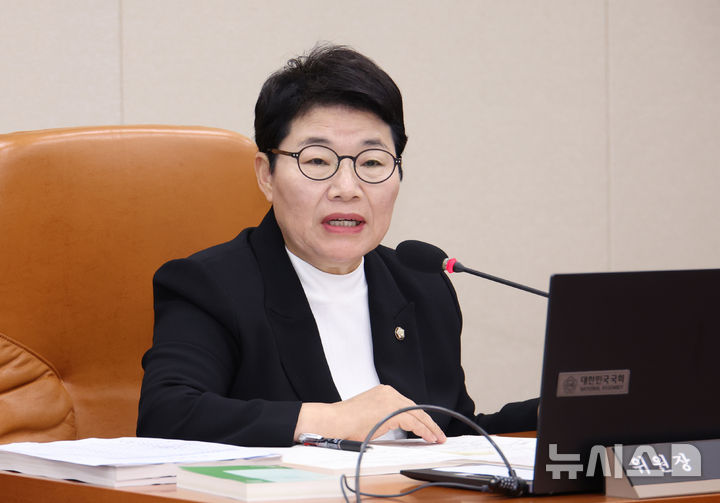 [서울=뉴시스] 김금보 기자 = 임이자 국회 기획재정위원회 위원장이 17일 서울 여의도 국회 기획재정위원회에서 열린 구윤철 경제부총리 겸 기획재정부 장관 후보자 인사청문회에서 발언을 하고 있다. 2025.07.17. kgb@newsis.com