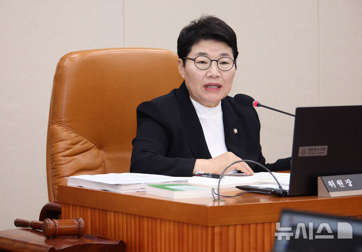 [서울=뉴시스] 김금보 기자 = 임이자 국회 기획재정위원회 위원장이 17일 서울 여의도 국회 기획재정위원회에서 열린 구윤철 경제부총리 겸 기획재정부 장관 후보자 인사청문회에서 발언을 하고 있다. 2025.07.17. kgb@newsis.com