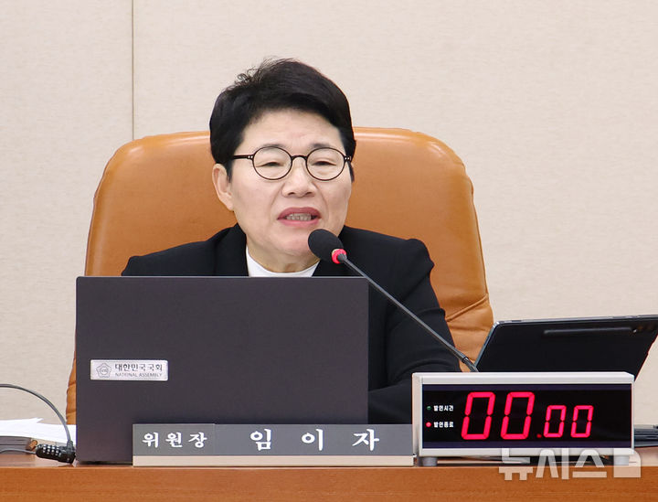 [서울=뉴시스] 김금보 기자 = 임이자 국회 기획재정위원회 위원장이 17일 서울 여의도 국회 기획재정위원회에서 열린 구윤철 경제부총리 겸 기획재정부 장관 후보자 인사청문회에서 발언을 하고 있다. 2025.07.17. kgb@newsis.com