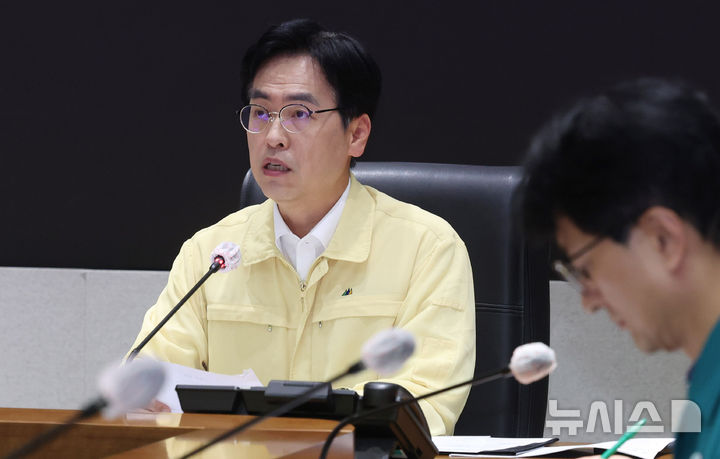 [서울=뉴시스] 추상철 기자 = 행정안전부 장관 직무대행인 김민재 중앙재난안전대책본부장이 17일 오후 서울 종로구 정부서울청사 서울상황센터에서 열린 '호우 대처 제2차 중앙재난안전대책본부 회의'를 주재하고 있다. 2025.07.17. scchoo@newsis.com