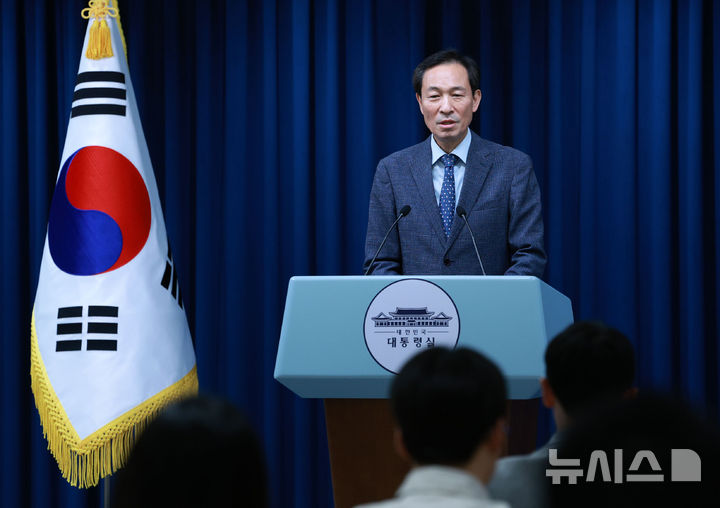 [서울=뉴시스] 고범준 기자 = 우상호 정무수석이 17일 서울 용산 대통령실 청사에서 현안 관련 브리핑을 하고 있다. 이날 이재명 대통령은 경제계 인사인 박용만 전 두산그룹 회장을 미국 특사단장으로 더불어민주당 한준호-김우영 의원을 특사단원으로 임명했다. 2025.07.17. bjko@newsis.com