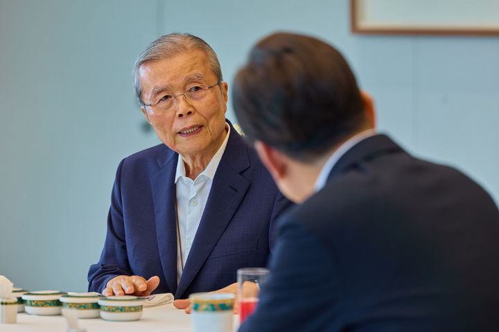 [서울=뉴시스] 김종인 전 비대위원장이 17일 서울 용산 대통령실 청사에서 이재명 대통령과 오찬 회동을 하고 있다. (사진=대통령실 제공) 2025.07.17. photo@newsis.com *재판매 및 DB 금지