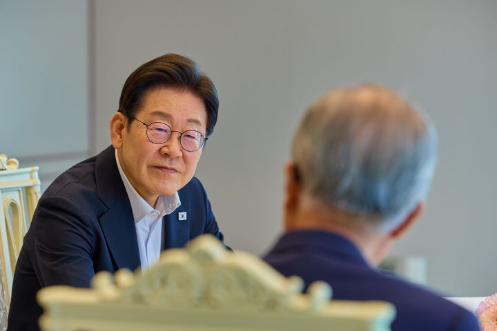 [서울=뉴시스] 이재명 대통령이 17일 서울 용산 대통령실 청사에서 김종인 전 비대위원장과 오찬 회동을 하고 있다. (사진=대통령실 제공) 2025.07.17. photo@newsis.com *재판매 및 DB 금지