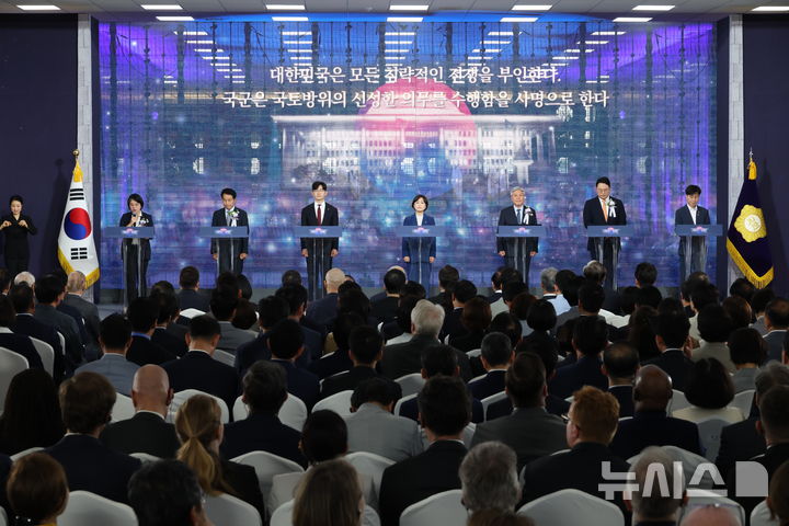 국회 원내정당 대표 의원들이 17일 서울 여의도 국회에서 열린 제77주년 제헌절 기념식에서 제헌헌법 전문을 낭독하고 있다. 왼쪽부터 용혜인 기본소득당 대표, 윤종오 진보당 원내대표, 박충권 국민의힘 의원, 백승아 더불어민주당 의원, 서왕진 조국혁신당 원내대표, 천하람 개혁신당 원내대표, 한창민 사회민주당 대표.