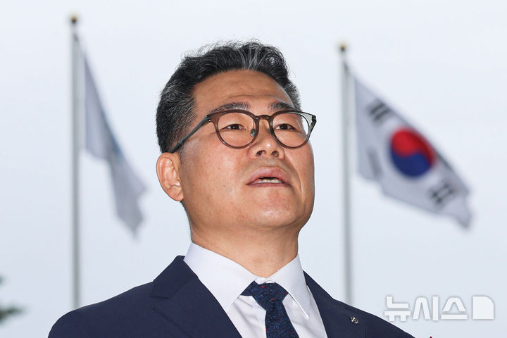 [서울=뉴시스] 권창회 기자 =백해룡 전 영등포경찰서 형사과장(경정)이 임은정 동부지검장과 비공개 면담을 위해 17일 서울 송파구 서울동부지방검찰청으로 들어가며 취재진 질의에 답하고 있다. 2025.07.17. kch0523@newsis.com
