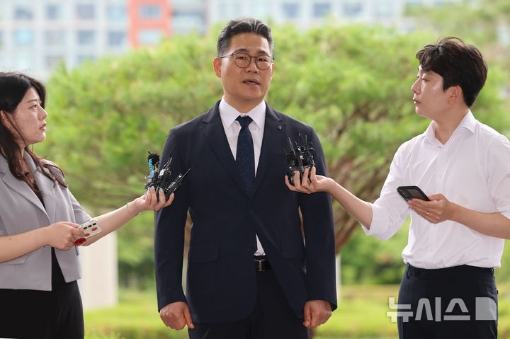 [서울=뉴시스] 권창회 기자 =백해룡 전 영등포경찰서 형사과장(경정)이 임은정 동부지검장과 비공개 면담을 위해 17일 서울 송파구 서울동부지방검찰청으로 들어가며 취재진 질의에 답하고 있다. 2025.07.17. kch0523@newsis.com