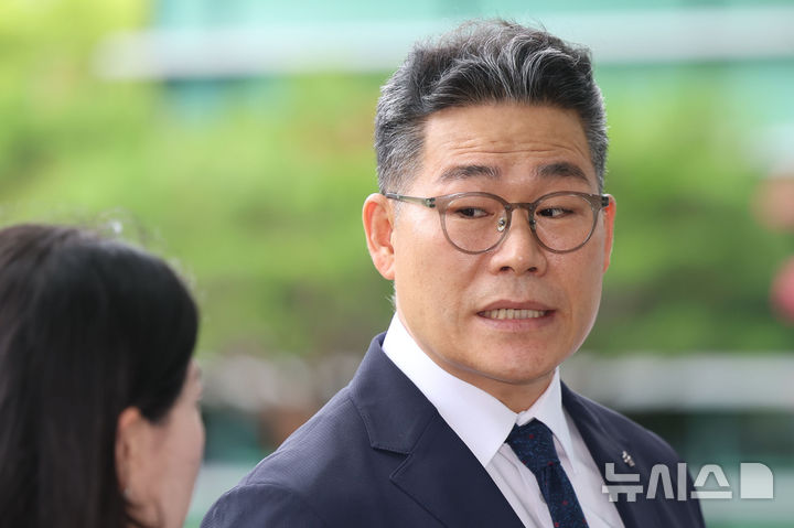 [서울=뉴시스] 권창회 기자 =백해룡 전 영등포경찰서 형사과장(경정)이 임은정 동부지검장과 비공개 면담을 위해 17일 서울 송파구 서울동부지방검찰청으로 들어가며 취재진 질의에 답하고 있다. 2025.07.17. kch0523@newsis.com