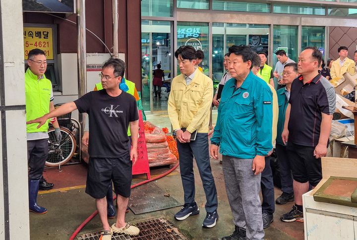 [서울=뉴시스] 노용석(왼쪽 네번째 노란자켓) 중소벤처기업부 차관이 17일 충남 당진전통시장을 방문해 집중호우 피해 상황을 점검하고 있다. (사진=중소벤처기업부 제공) 2025.07.17. photo@newsis.com *재판매 및 DB 금지