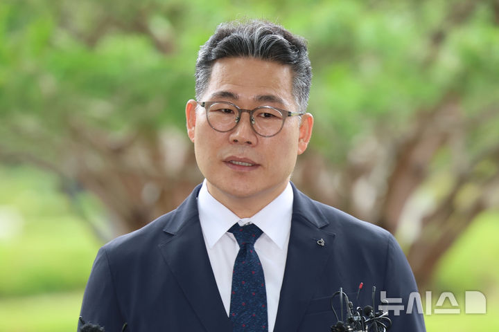 [서울=뉴시스] 권창회 기자 =백해룡 전 영등포경찰서 형사과장(경정)이 임은정 동부지검장과 비공개 면담을 위해 지난 7월 17일 서울 송파구 서울동부지방검찰청으로 들어가며 취재진 질의에 답하고 있다. 2025.07.17. kch0523@newsis.com