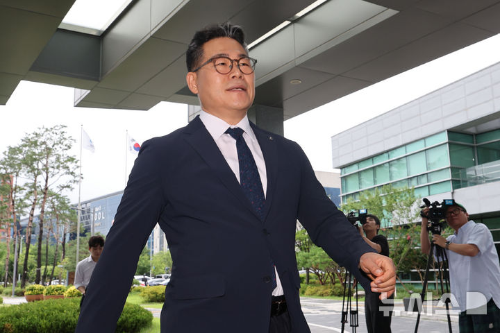 [서울=뉴시스] 권창회 기자 =백해룡 전 영등포경찰서 형사과장(경정)이 임은정 동부지검장과 비공개 면담을 위해 17일 서울 송파구 서울동부지방검찰청으로 들어서고 있다. 2025.07.17. kch0523@newsis.com