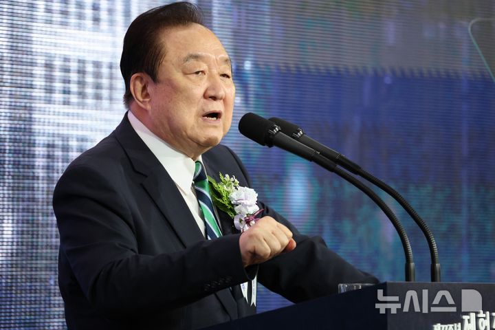 [서울=뉴시스] 국회사진기자단 = 정대철 대한민국 헌정회장이 17일 서울 여의도 국회에서 열린 제77주년 제헌절 경축식에서 기념사를 하고 있다. 2025.07.17. photo@newsis.com