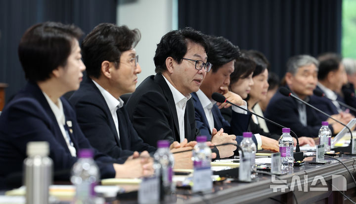 [서울=뉴시스] 김명원 기자 = 이한주 국정기획위원장이 17일 서울 종로구 정부서울청사 창성동 별관 국정기획위원회에서 열린 우수인재 육성, 유치, 유출 대응 토론회에 참석해 발언하고 있다. (공동취재) 2025.07.17. photo@newsis.com