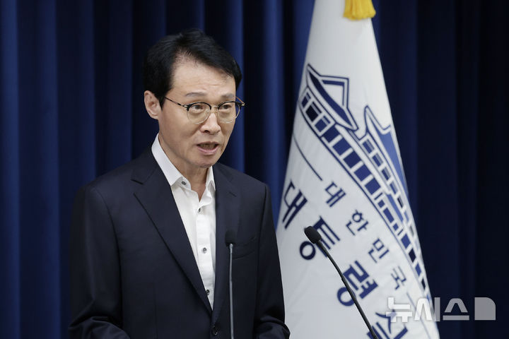 [서울=뉴시스] 최동준 기자 = 이규연 홍보소통수석이 17일 서울 용산 대통령실 청사에서 수석·보좌관 회의 관련 브리핑을 하고 있다. 2025.07.17. photocdj@newsis.com