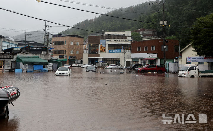 [대구=뉴시스] 이무열 기자 = 17일 대구 북구 노곡동 일대가 집중호우로 인해 물에 잠겨 있다. 2025.07.17. lmy@newsis.com