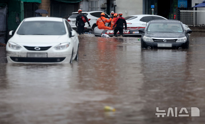 [대구=뉴시스] 이무열 기자 = 17일 대구 북구 노곡동 일대가 집중호우로 인해 물에 잠겨 있다. 2025.07.17. lmy@newsis.com