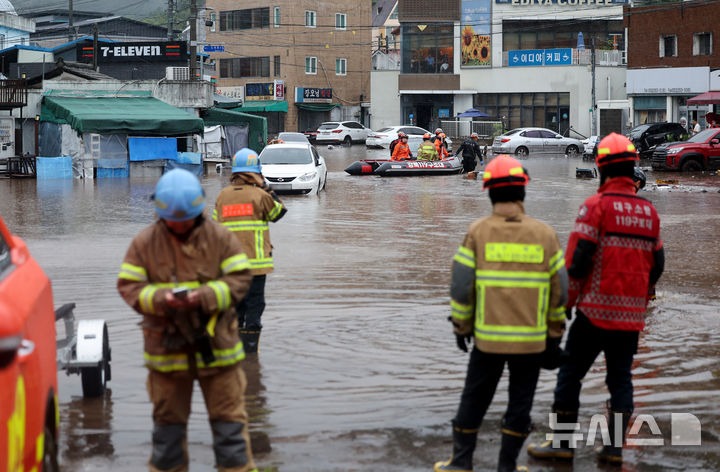 [대구=뉴시스] 이무열 기자 = 17일 대구 북구 노곡동 일대가 집중호우로 인해 물에 잠겨 있다. 2025.07.17. lmy@newsis.com