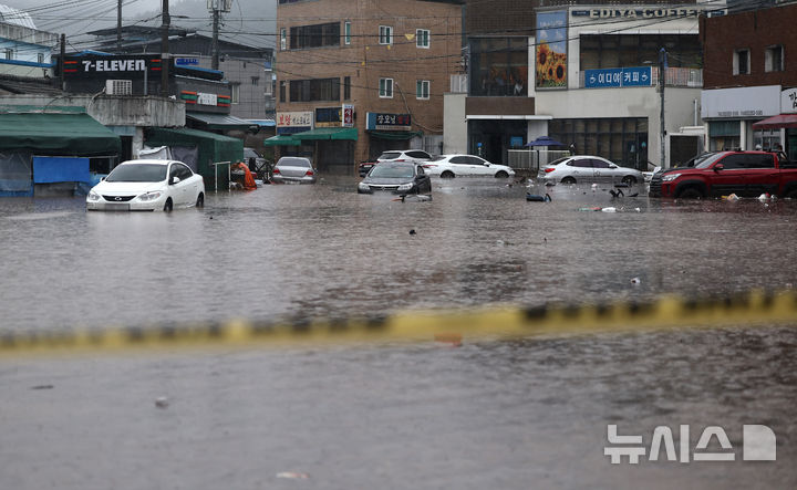 [대구=뉴시스] 이무열 기자 = 17일 대구 북구 노곡동 일대가 집중호우로 인해 물에 잠겨 있다. 2025.07.17. lmy@newsis.com