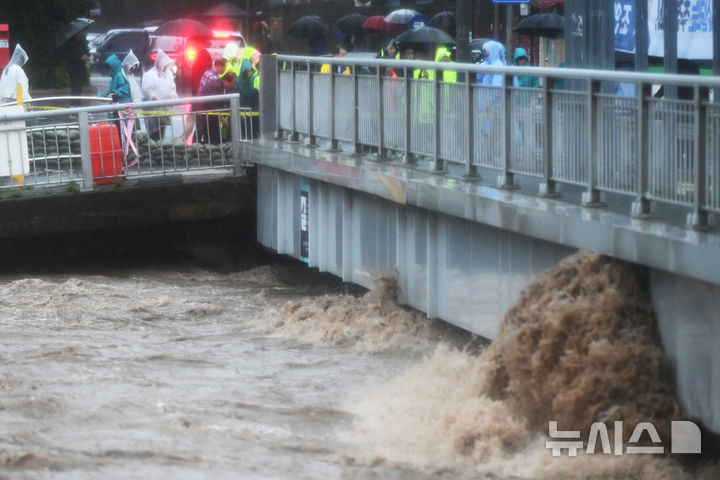 [광주=뉴시스] 박기웅 기자 = 17일 오후 광주 서구 양동복개상가 인근 태평교 밑으로 흐르는 광주천 강물이 범람 수위까지 도달하고 있다. 이날 태평교는 범람 우려로 주민 대피령이 내려졌다. 2025.07.17. pboxer@newsis.com