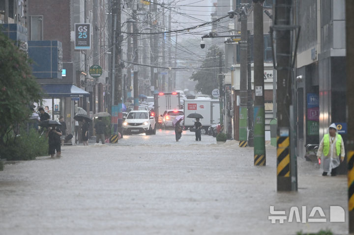 [광주=뉴시스] 이영주 기자 = 광주지역에 하루 최고 311㎜ 폭우가 쏟아진 17일 오후 침수된 광주 북구청 앞 도로가 어지러운 모습을 보이고 있다. 2025.07.17. leeyj2578@newsis.com