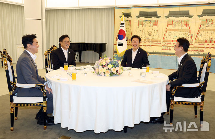 [서울=뉴시스] 고범준 기자 = 이재명 대통령이 17일 서울 한남동 관저에서 우원식 국회의장과 김민석 국무총리와 만찬에 앞서 환담을 나누고 있다. 2025.07.17. bjko@newsis.com