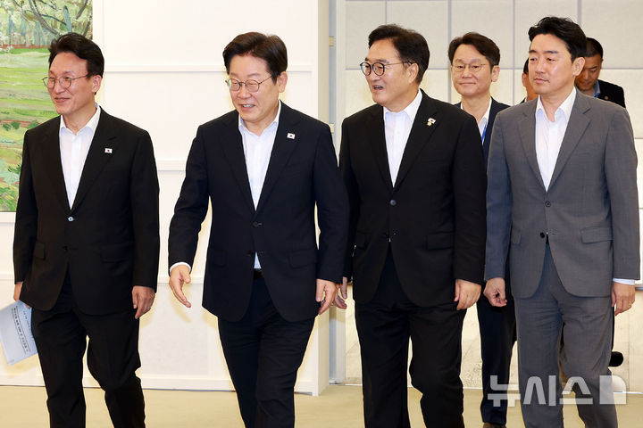 [서울=뉴시스] 고범준 기자 = 이재명 대통령이 17일 서울 한남동 관저에서 우원식 국회의장과 김민석 국무총리와 만찬에 입장하고 있다. 2025.07.17. bjko@newsis.com