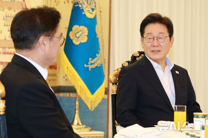 [서울=뉴시스] 고범준 기자 = 이재명 대통령이 17일 서울 한남동 관저에서 우원식 국회의장과 만찬에 앞서 환담하고 있다. 2025.07.17. bjko@newsis.com