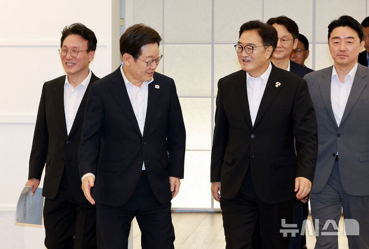 [서울=뉴시스] 고범준 기자 = 이재명 대통령이 17일 서울 한남동 관저에서 우원식 국회의장과 김민석 국무총리와 만찬에 입장하고 있다. 2025.07.17. bjko@newsis.com